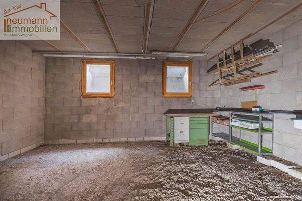 Lagerraum rechts an Lagerraum Groß