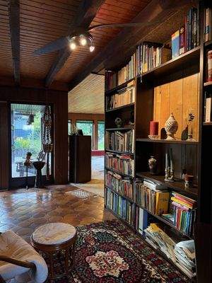 Blick von der Bibliothek ins Wohnzimmer