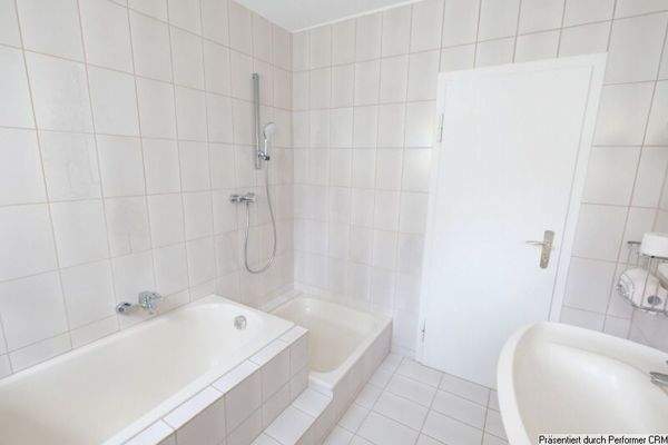 Tageslichtbad mit Wanne und Dusche EG