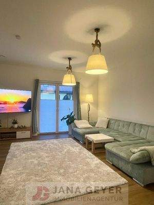 Wohnzimmer mit offener Küche