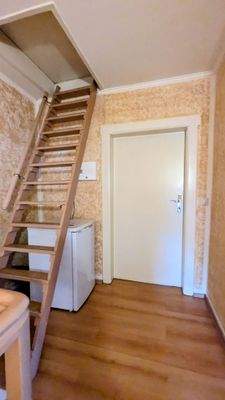kleiner Flur im DG mit Treppe zum Spitzboden (nicht ausgebaut)