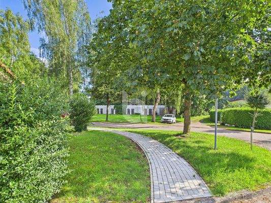 Front des Zuhauses - Umfeld 1