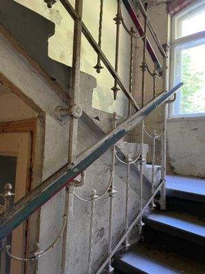 Massiver Treppenlauf mit Original Geländer 