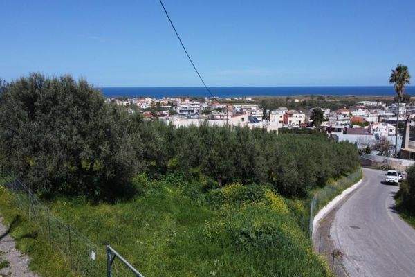Kreta, Tavronitis: Erstklassiges Grundstück in der Nähe des Strandes zu verkaufen