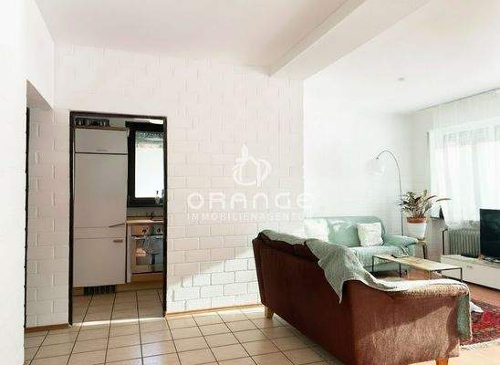 (KI) Blick vom Wonraum Richtung Kitchenette