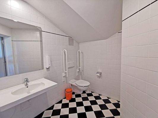 Behinderten-WC auf der Etage