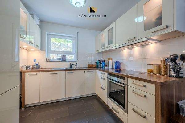 Moderne Küche der Einliegerwohnung – kompakt, funktional und ideal für Kochen und Genießen.