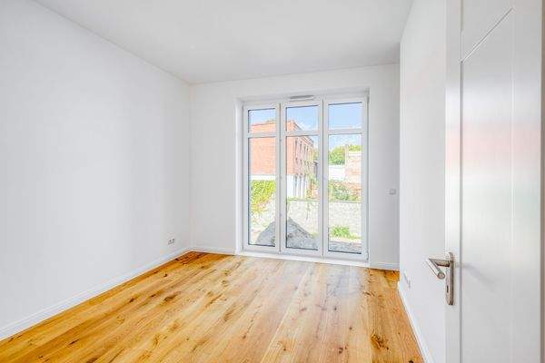 Schlafzimmer mit bodentiefen Fenstern