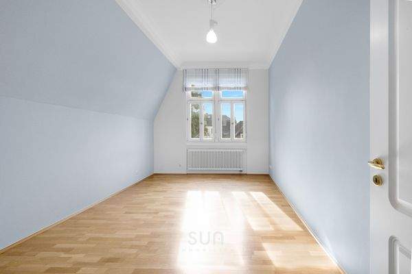 SONNENDURCHFLUTETES SCHLAFZIMMER