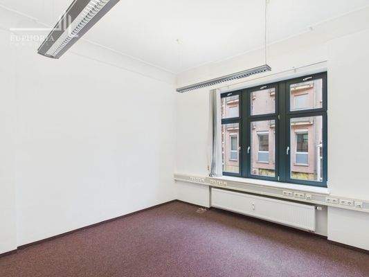 CAM03352G0-PR0052-STILL016