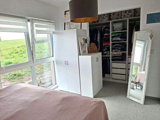 Elternschlafzimmer mit Ankleide.