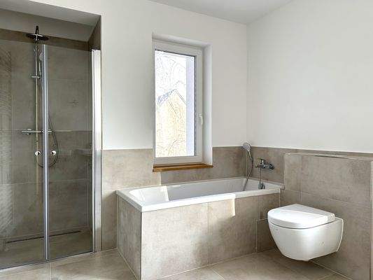 Tageslichtbad mit Badewanne und Dusche Obergeschoss 