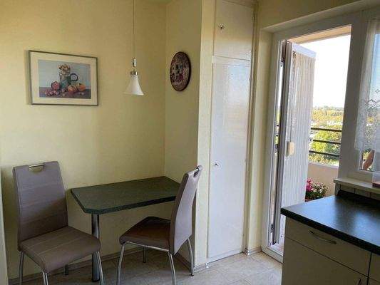 Essküche mit Ausgang zum Balkon 1