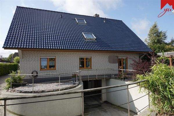 Rückansicht mit Einfahrt zur Tiefgarage