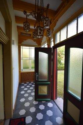 schmuckvoller Hauseingang / Entreebereich