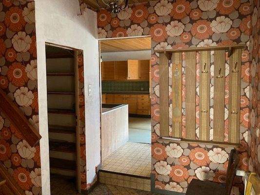 Garderobe mit Zugang zur Küche.jpg