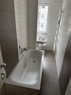 Badezimmer mit Wanne/Fenster/WM-Anschluss