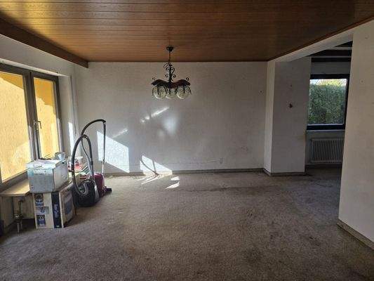 Wohnzimmer mit Blick ins Esszimmer