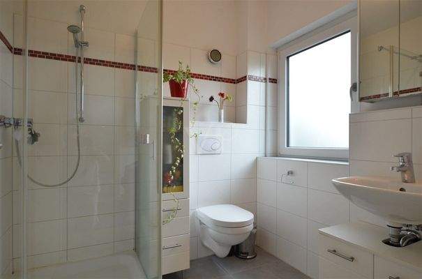 hell gfliestes Duschbad