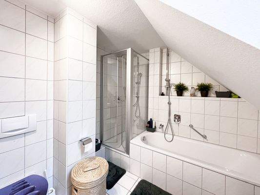 Badezimmer mit Dusche und Badewanne 