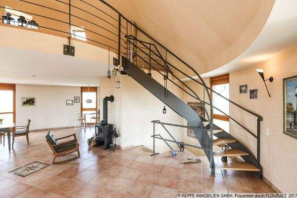 Wohnzimmer Hauptwohnung mit Aufgang zur Galerie