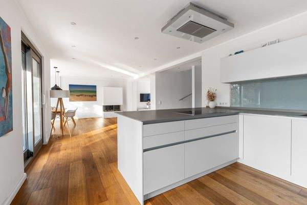 Blick aus der Küche in den Wohn-/Essbereich