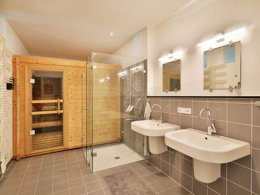 Großes Bad en Suite mit Sauna