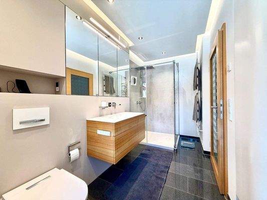 Wannen-/Duschbad mit Einbauten, Fenster