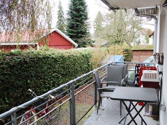 großer Balkon mit Blick ins Grüne