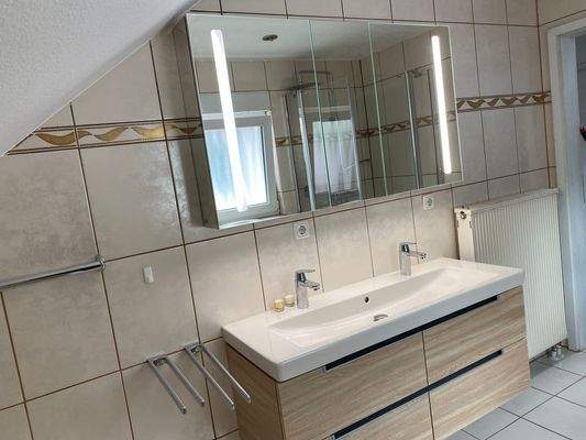 Badezimmer - Waschtisch m. modernem Spiegelschrank