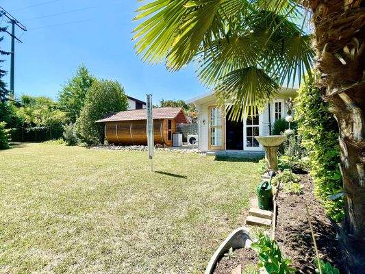 Gartenhaus und Fass-Sauna