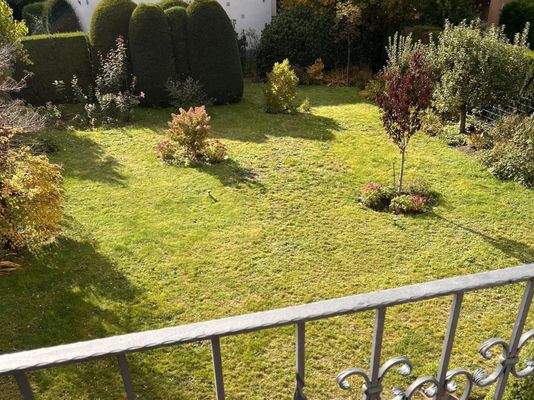 Blick vom Balkon in den Garten