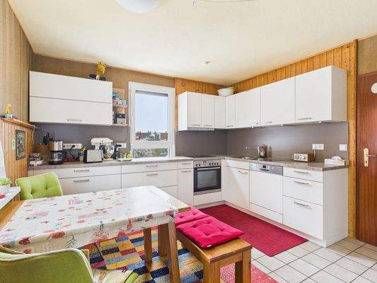 Küche mit Einbaugeräten