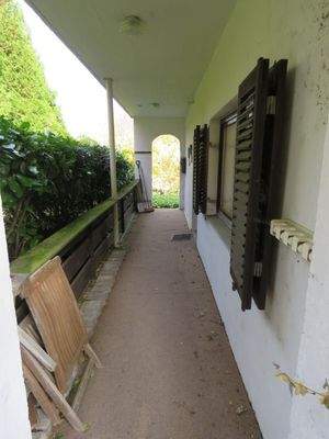 überdachter Eingangsbereich 