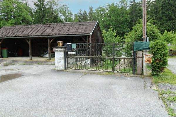 Einfahrt mit Carport