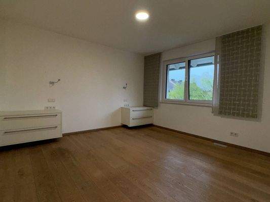 18_OG Zimmer Gartenseite