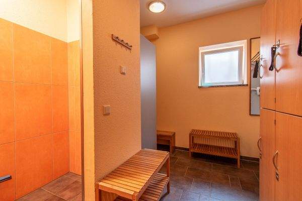 Herrenumkleideraum mit Dusche