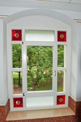 Treppenhausfenster mit Blick zum Hof/Garten