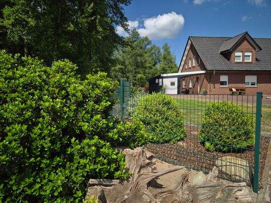 eingezäuntes Grundstück