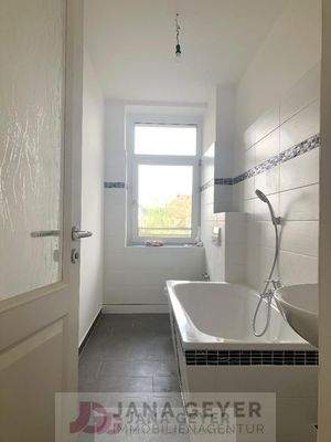 Tageslichtbad mit Wanne