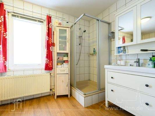 Vorderhaus - Tageslicht-Vollbad