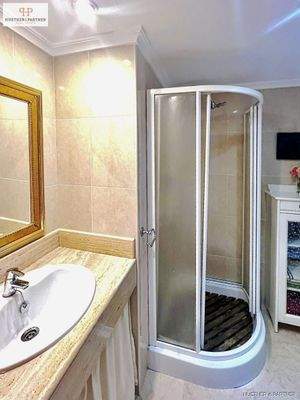 Badezimmer mit Dusche