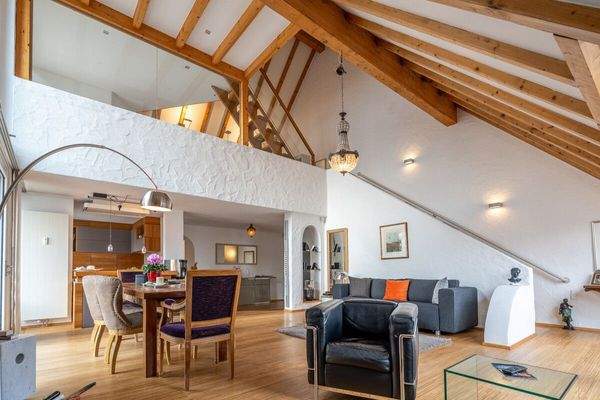 Wohnen/Essen untere Ebene und Treppe zur mittleren Ebene