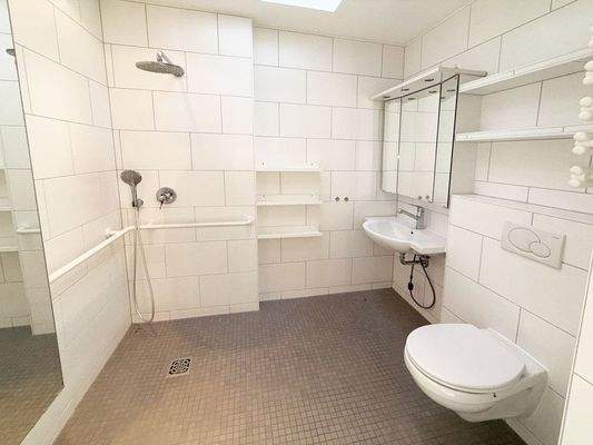 Modernisiertes Bad mit bodengleicher Dusche