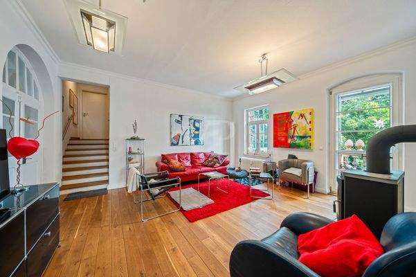 Wohnzimmer mit Schwedenofen und Zugang zum Balkon 