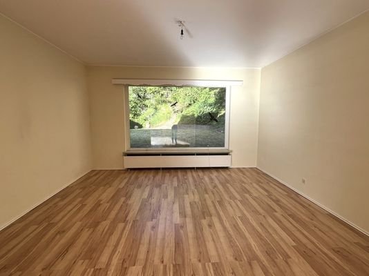 Zimmer mit großem Fenster