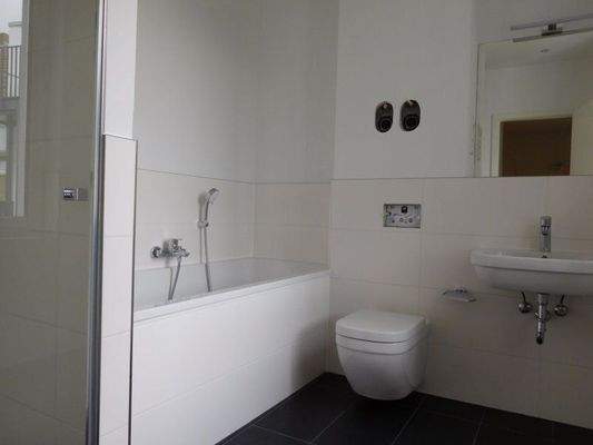 Bad mit Dusche, Wanne, WC und Waschtisch