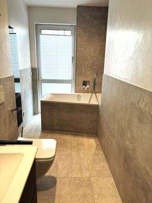 Bad mit Badewanne in Wo 6