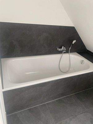 Wanne im Bad im OG.JPG