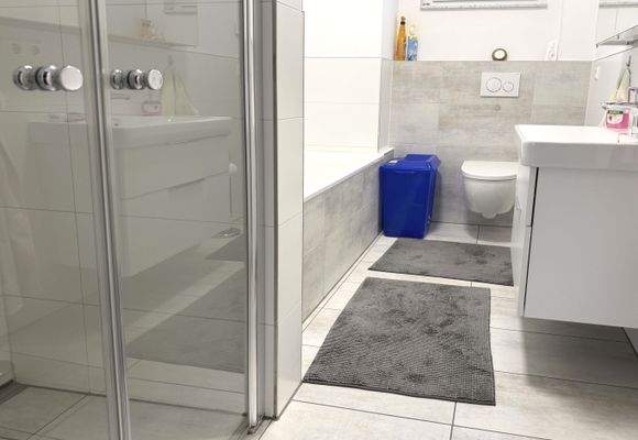 modernes Bad mit Wanne und ebenerdiger Dusche